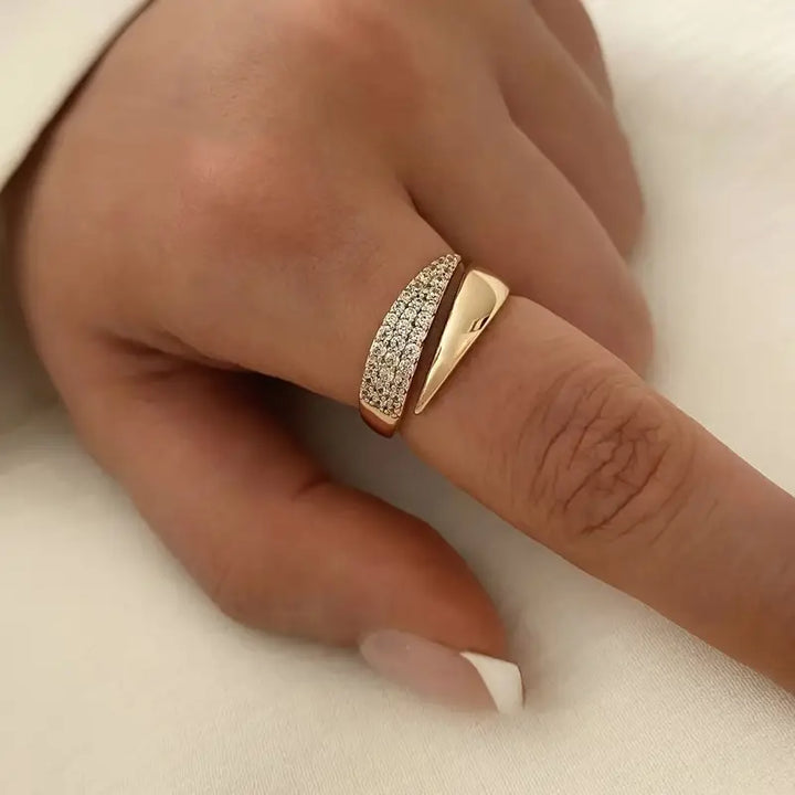Mariana | Radiant Curve Ring