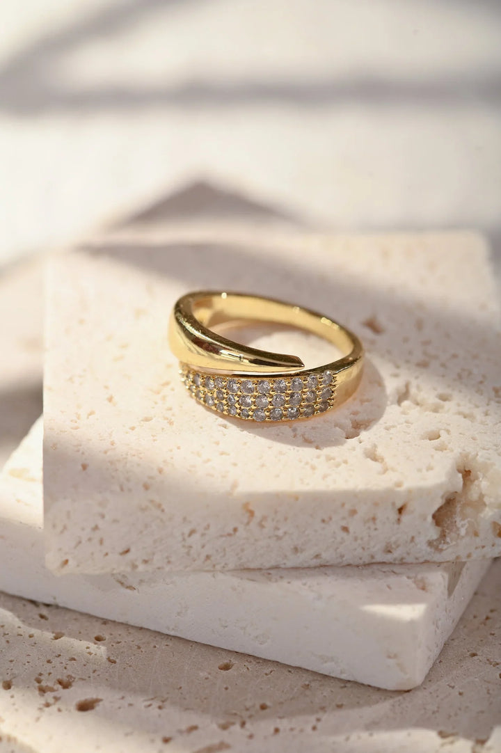 Mariana | Radiant Curve Ring